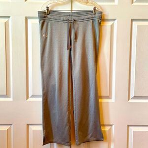 GRAY UNDER ARMOUR SEMI FITTED/COUPE SEMI-A JUSTEE SIZE SM/P EUC